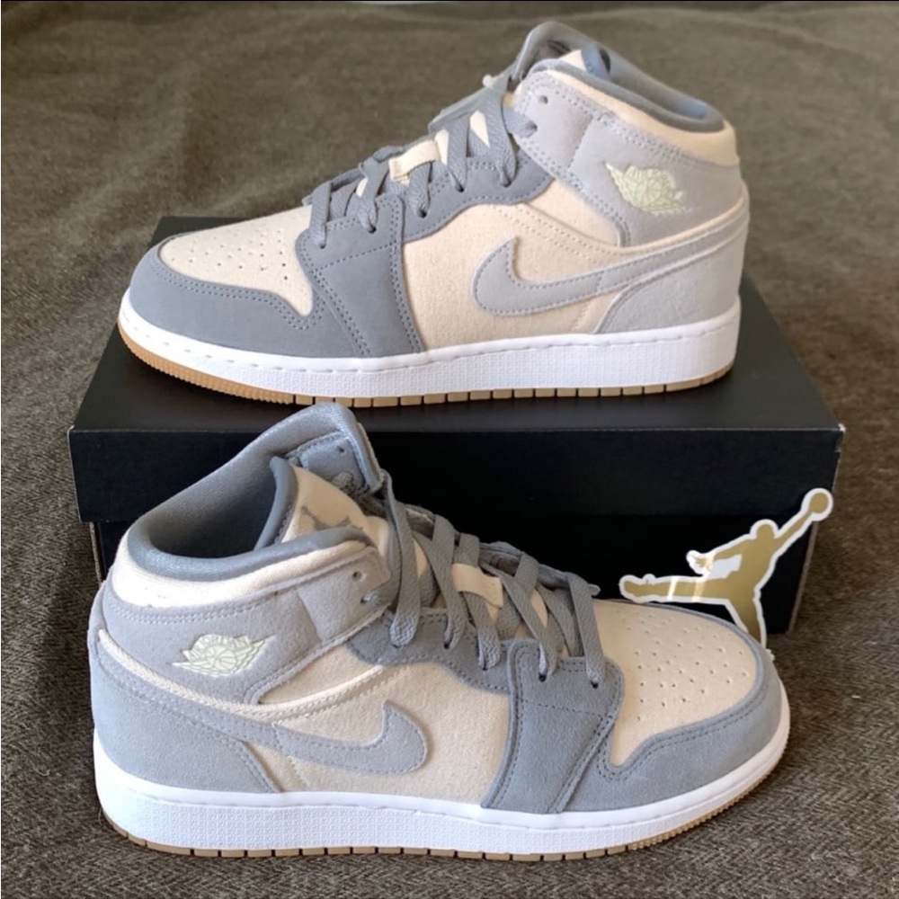 Jordan 1 Mid SE GS Coconut Milk Particle Grey’